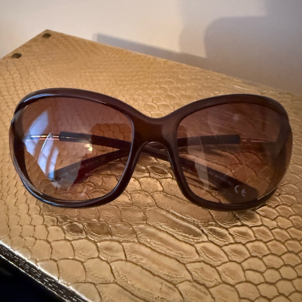 Chic Brown Sunglasses with Cat-Eye Shape and Gradient Lenses